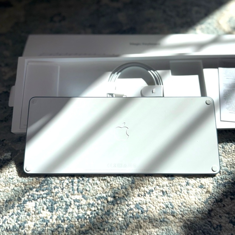 Apple Magic Keyboard Blue - Picture 2 of 2